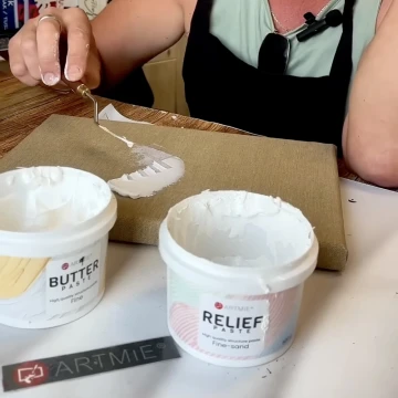 Objavovanie umeleckých textúr s Martinom Horečným: Maslová pasta vs. reliéfna pasta