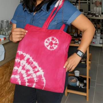 Ako si doma vyrobiť tie-dye tašku: Jednoduchý návod pre každého