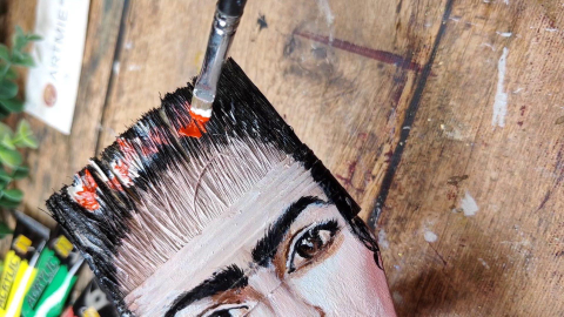 Ako namaľovať portrét na štetec + tipy na netradičné povrchy pre maľbu